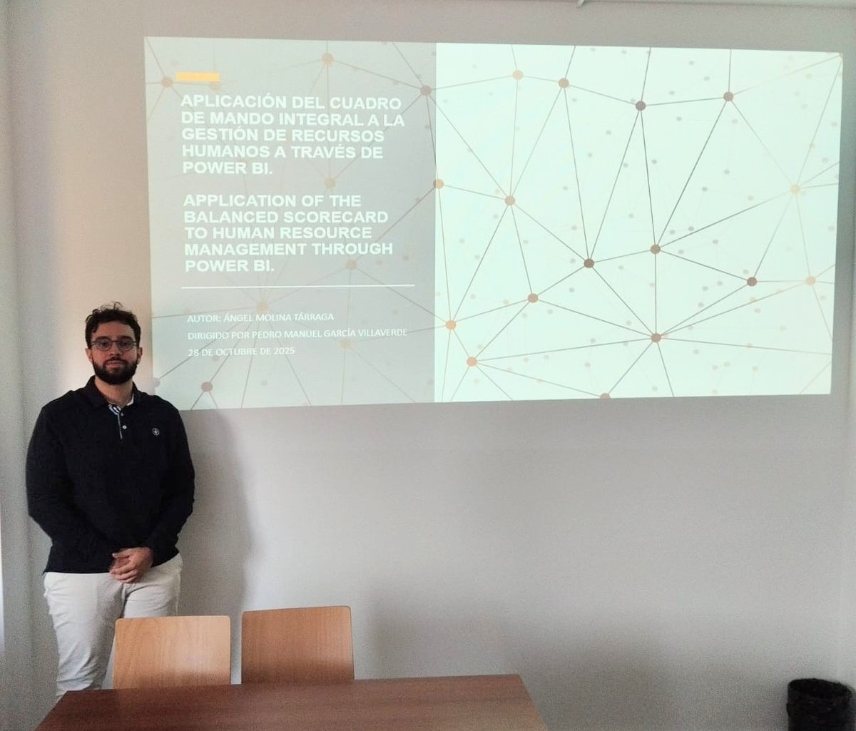 Ángel Molina defiende su TFM- Máster Analítica de Negocios en un Entorno Digital, trabajando en #IdeasMedioambientales. Durante sus prácticas desarrolló un Cuadro de Mandos para Recursos Humanos con Power BI y KPIs para plantilla, formación, selección y desarrollo ¡Enhorabuena!👏🏻