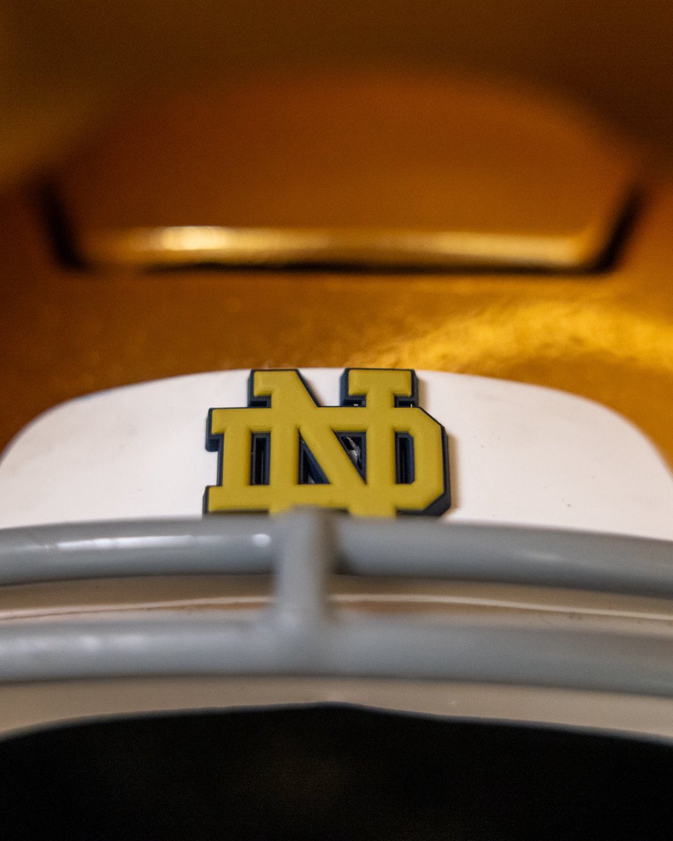 Ofensiva #IrlandesesPeleadores vs Boston College: 
QB 13 CJ Carr 
RB 4 Jeremiyah Love
WR 0 Malachi Fields 
WR 6 Jordan Faison
WR 1 Jaden Greathouse
LT 54 Anthonie Knapp            
LG 75 Sullivan Absher
C 64 Joe Otting
RG 76 Guerby Lambert  
RT 59 Aamil Wagner
TE 9 Eli Raridon