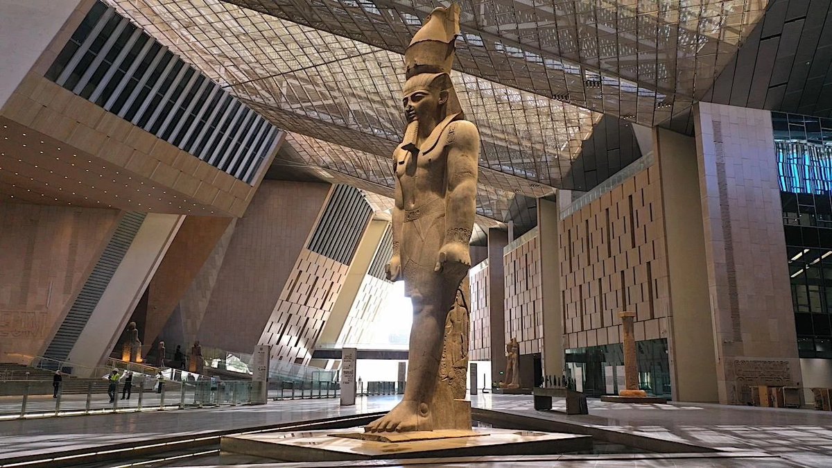 El fiestón que está montando Egipto para inaugurar su nuevo Gran Museo (que parece sacado de Stargate) está siendo de lo más peculiar.