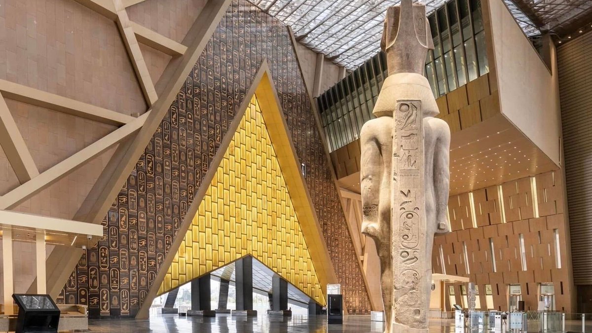 elbarroquista's tweet photo. El fiestón que está montando Egipto para inaugurar su nuevo Gran Museo (que parece sacado de Stargate) está siendo de lo más peculiar. https://t.co/bvmLQSMNAJ