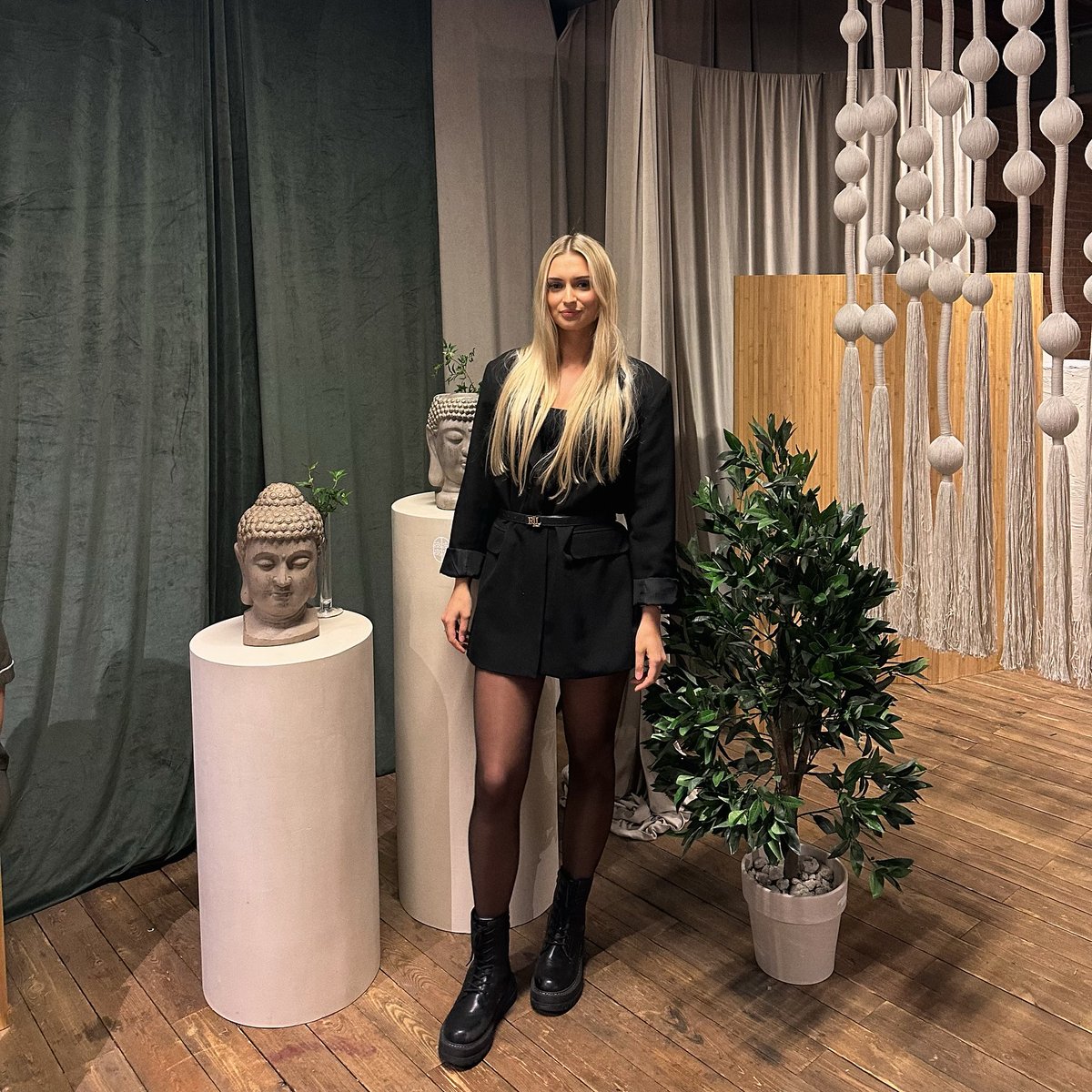 StrawBabe1990's tweet image. A moment where elegance and power coexist 🖤 #StyleMood #ModernVibes