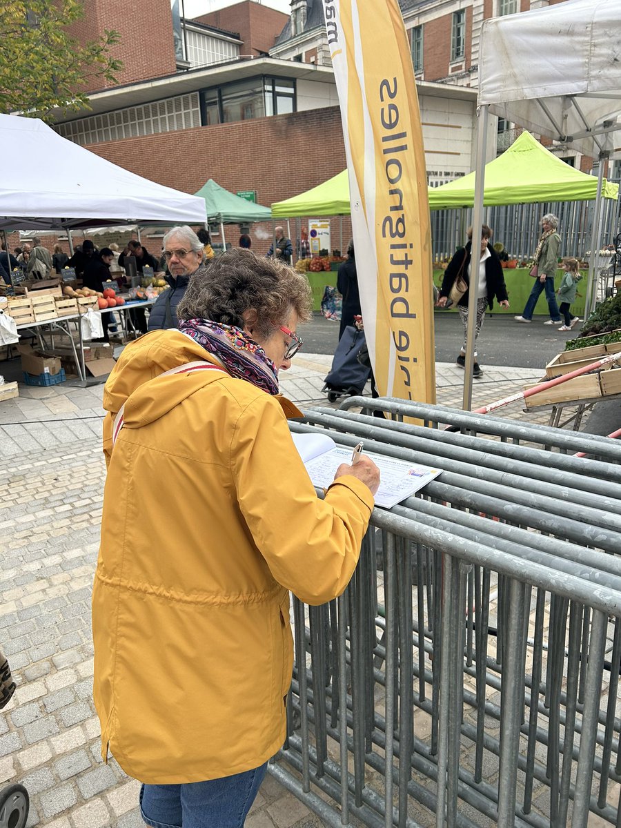 Sur le marché de Montauban ce matin avec Béatrice Ouin pour <a href="/ADMD_82/">ADMD - Tarn-et-Garonne</a>. Un bon accueil et parfois la queue pour signer notre pétition ! 
Il faut une loi de liberté pour notre fin de vie, les Français l’attendent impatiemment 👍
#journéemondiale