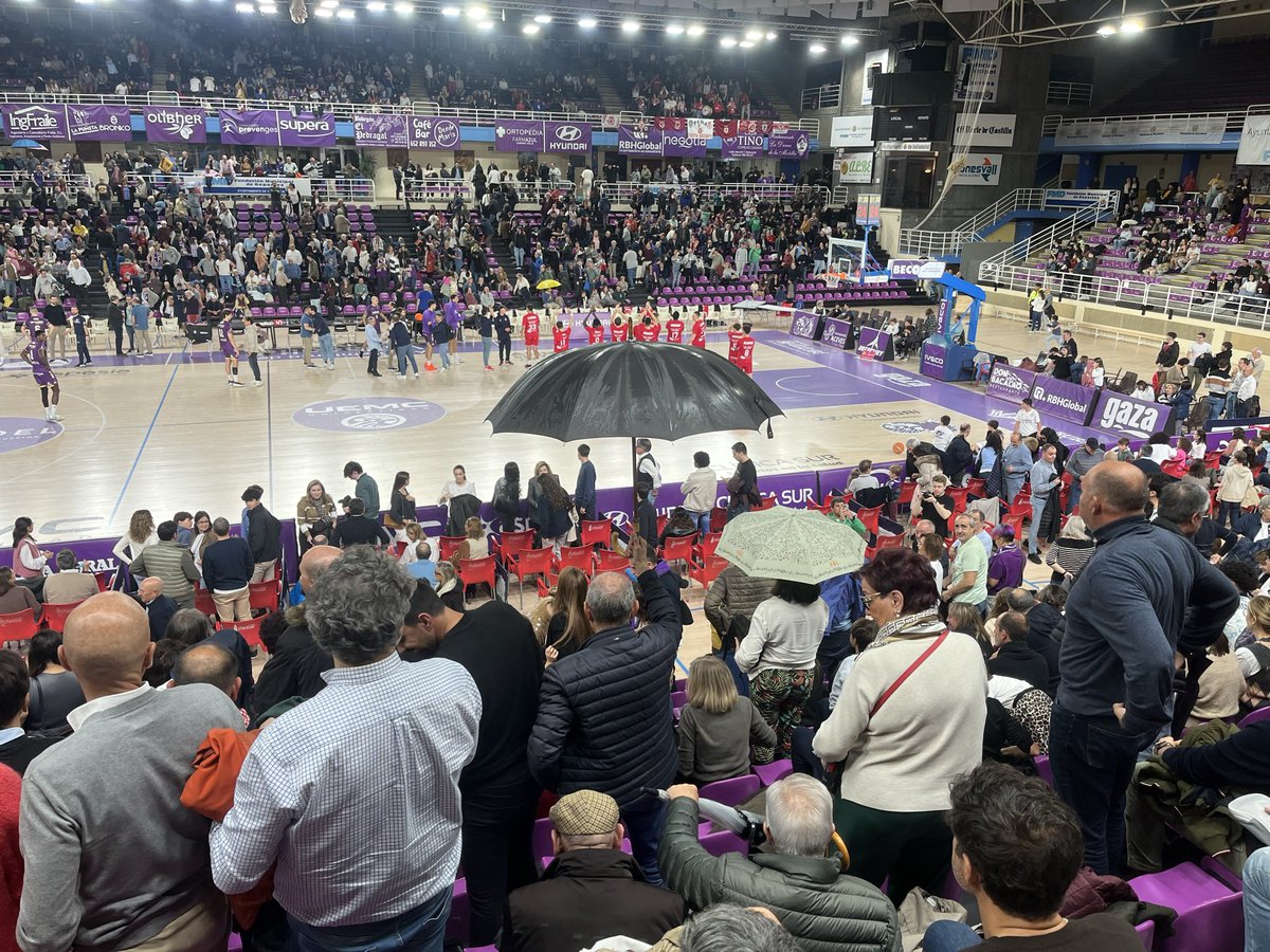 Enfado de los aficionados del <a href="/CBC_Valladolid/">UEMC Baloncesto Valladolid</a> por la suspensión del partido