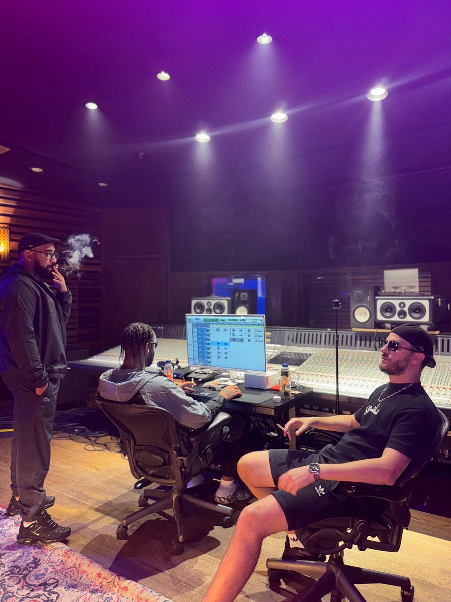 On repense souvent à tout ce qu’on a traversé depuis le début.
Rien n’aurait été possible sans vous.
Vous faites partie de l’histoire de chaque son, de chaque ligne qu’on écrit. La suite arrive… et croyez-nous, ça va être un vrai bail. Merci pour la force, la famille 🫀😉⏱️