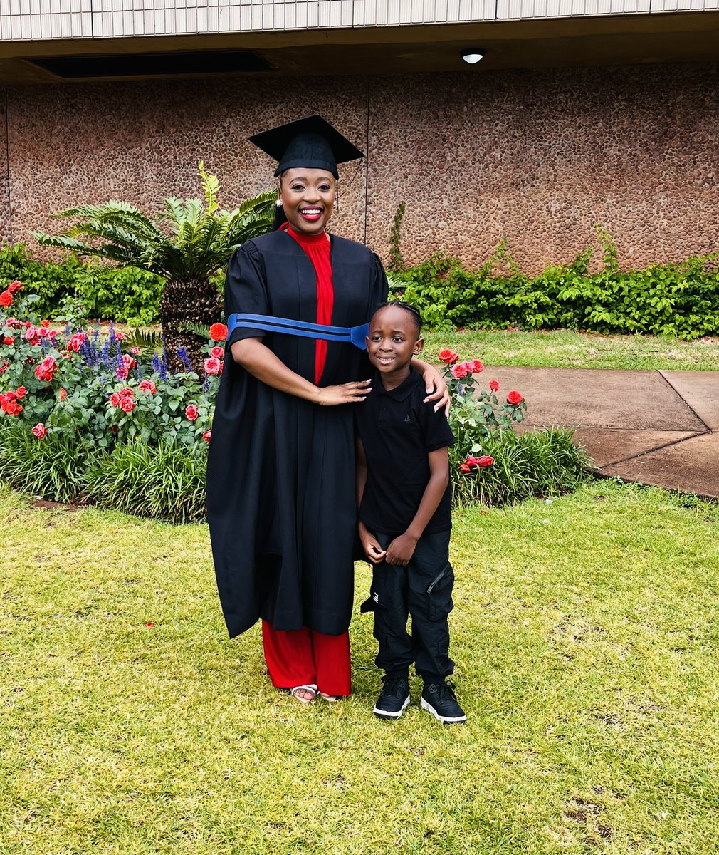 BanoshiM's tweet photo. 2025 in a nutshell. 3 years of studying, 2 months of preparations for 10 seconds on stage. I would do it all over again! 

BCom Financial management bagged!👩🏽‍🎓 https://t.co/VxJl4Yb1Lo