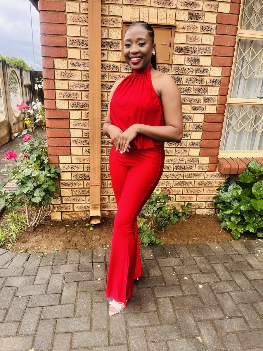 BanoshiM's tweet photo. 2025 in a nutshell. 3 years of studying, 2 months of preparations for 10 seconds on stage. I would do it all over again! 

BCom Financial management bagged!👩🏽‍🎓 https://t.co/VxJl4Yb1Lo