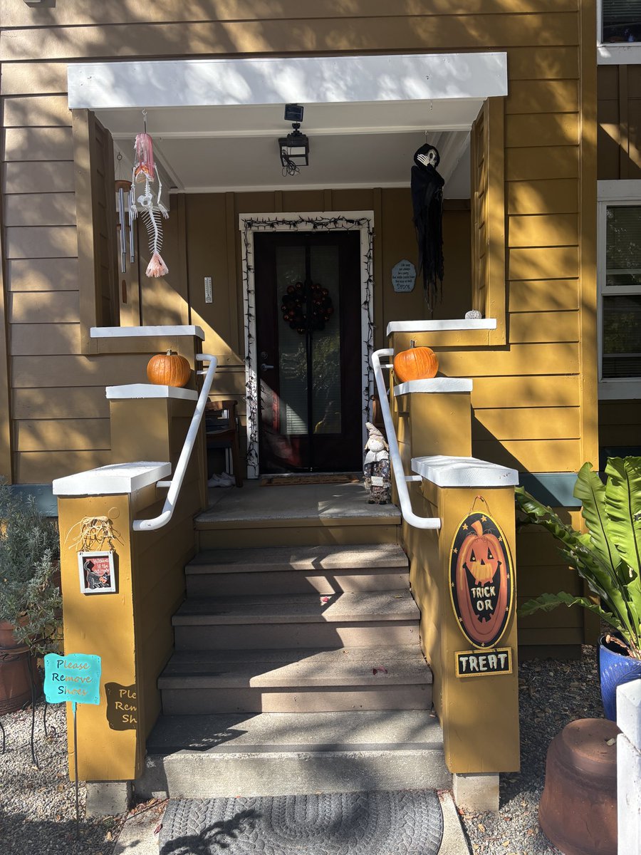 show_yellow's tweet photo. 米国のハロウィンはナチュラルにみんな楽しんでる感じがしていいですね！
店員さんもお客さんも庭で飲んでる人も、みんなコスプレしてました😊

#Halloween #US #ハロウィン https://t.co/PSK4tMus2R