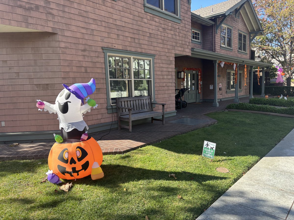 show_yellow's tweet photo. 米国のハロウィンはナチュラルにみんな楽しんでる感じがしていいですね！
店員さんもお客さんも庭で飲んでる人も、みんなコスプレしてました😊

#Halloween #US #ハロウィン https://t.co/PSK4tMus2R