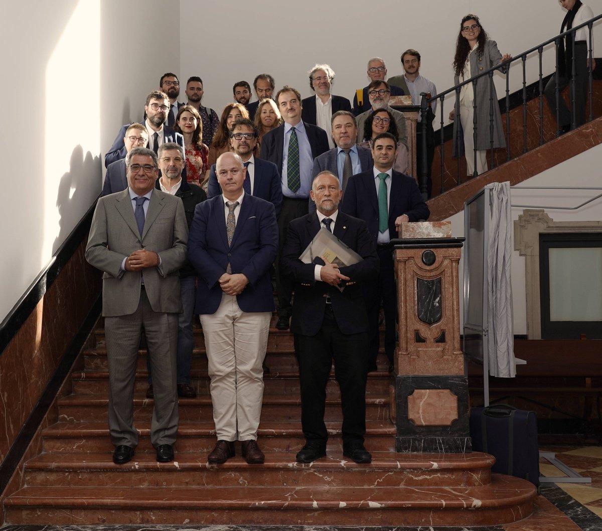 Fotos de grupo tras la clausura de la III Semana de la IA. Gracias a todos los participantes, a los asistentes y a cuantos han trabajado para concluir con éxito, un año más, la mayor convención dedicada a la Inteligencia Artificial.
