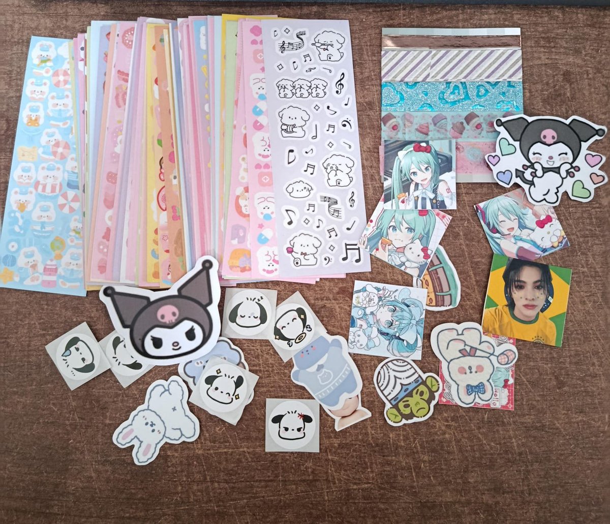 beomlacha's tweet photo. feedback mais do q positivo pra minha amiga @xaydenstar comprei com ela esse binder e toploaders decorados, nunca recebi algo tão lindo assim, eu tô perplexa, tá tudo tão impecável! e fiquei chocada com o tanto de brindes! lojinha do ig dela é @/itscupidstore

amei comprar ctng💖 https://t.co/ZMaojc1A3X