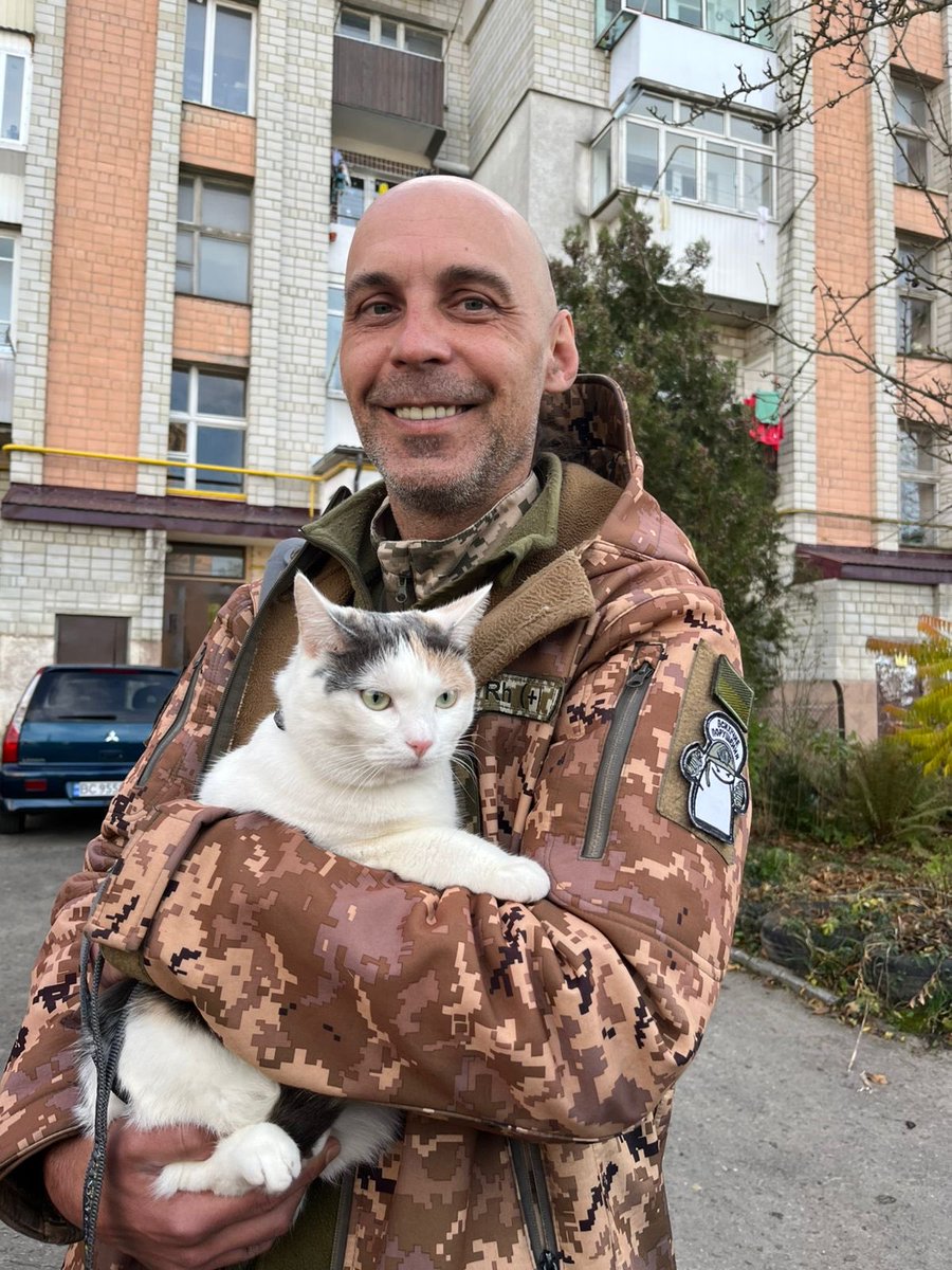 Плямка ніби каже: «It’s time to kill Russians and eat tuna… and I’m all out of tuna » (цитату впізнають тільки олди)