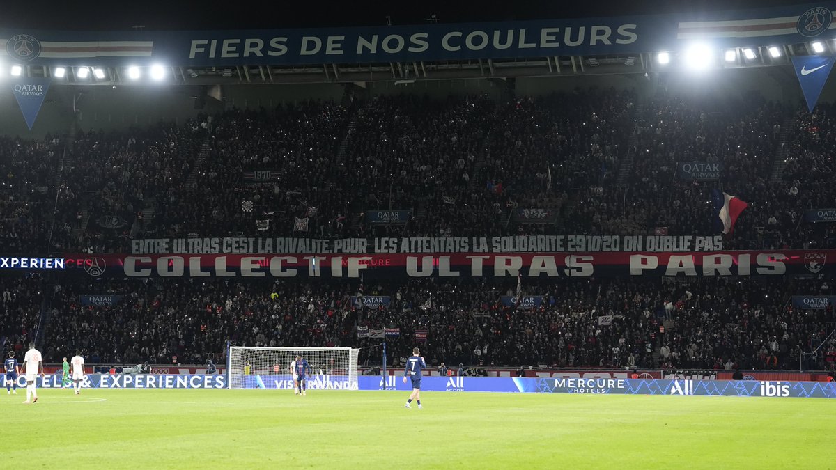 Les ultras parisiens ont tenu à manifester leur soutien à la ville, au club et aux supporters niçois, 5 ans après les attentats qui ont frappé la ville de Nice.

#PSGOGCN