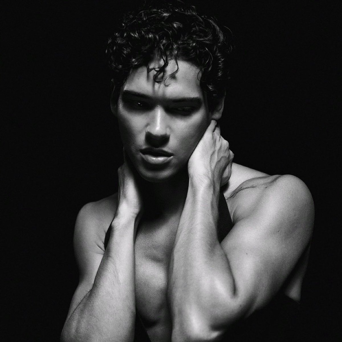 rudbergcrave's tweet photo. Omar Rudberg about creating “Malandro”: 

“The choir part came to me in Spanish completely naturally, without any planning. I’ve shown Latin American influences in my music before, and this song is another way for me to connect to my roots and show who I am.”

"The language and expressions from Venezuela have always been a natural part of me," he says. "For me, it's not about imitating anyone else — it's about letting that side of me shine through in the music."

[For CelebMix]