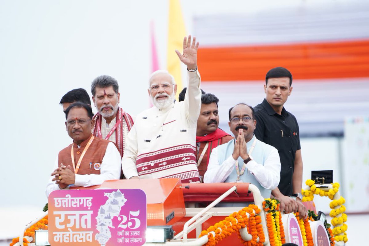 PawanSaiBJP's tweet photo. आज छत्तीसगढ़ राज्य निर्माण के गौरवशाली 25 वर्ष पूर्ण होने के अवसर पर नवा रायपुर में आयोजित रजत जयंती महोत्सव कार्यक्रम माननीय प्रधानमंत्री श्री @narendramodi जी ने शुभारंभ किया। https://t.co/7v2DjSrYqh