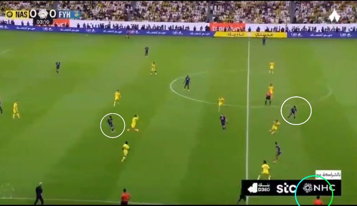 #النصر_الفيحاء
هدف الفيحاء تسلل واضح
والمصيبه شوفوا حكم الخط وين واقف!!!؟

كارثه تحكيميه