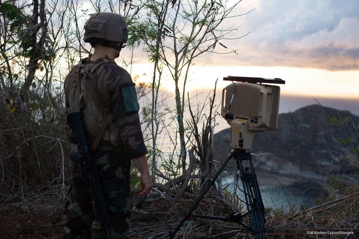 5reofficiel's tweet image. Le 15 octobre, le #5RE a renforcé ses capacités opérationnelles avec la mise en place des radars MURIN par un détachement du #3RAMA 📡
Surveillance terrestre, côtière et aérienne, rien ne lui échappe ! #prepaops 💪