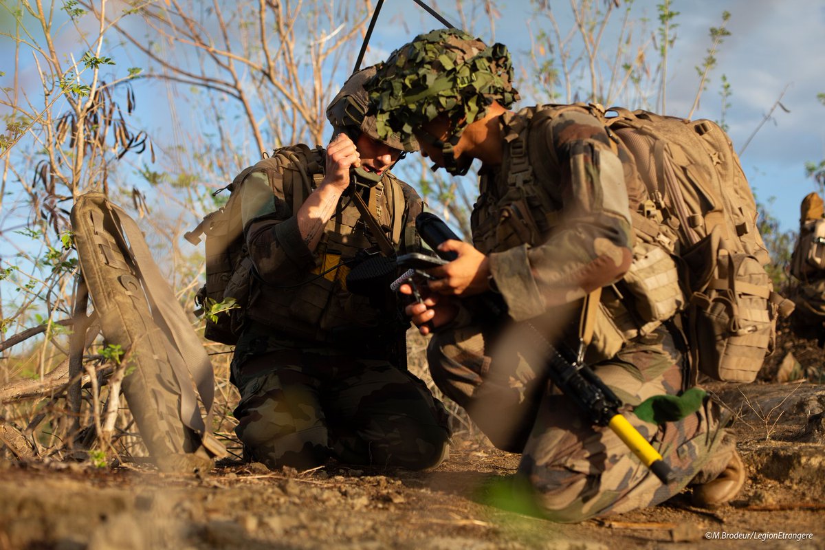5reofficiel's tweet image. Le 15 octobre, le #5RE a renforcé ses capacités opérationnelles avec la mise en place des radars MURIN par un détachement du #3RAMA 📡
Surveillance terrestre, côtière et aérienne, rien ne lui échappe ! #prepaops 💪
