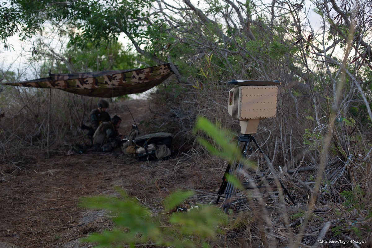 5reofficiel's tweet image. Le 15 octobre, le #5RE a renforcé ses capacités opérationnelles avec la mise en place des radars MURIN par un détachement du #3RAMA 📡
Surveillance terrestre, côtière et aérienne, rien ne lui échappe ! #prepaops 💪