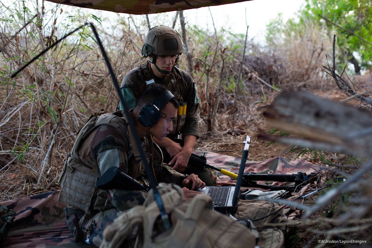 5reofficiel's tweet image. Le 15 octobre, le #5RE a renforcé ses capacités opérationnelles avec la mise en place des radars MURIN par un détachement du #3RAMA 📡
Surveillance terrestre, côtière et aérienne, rien ne lui échappe ! #prepaops 💪