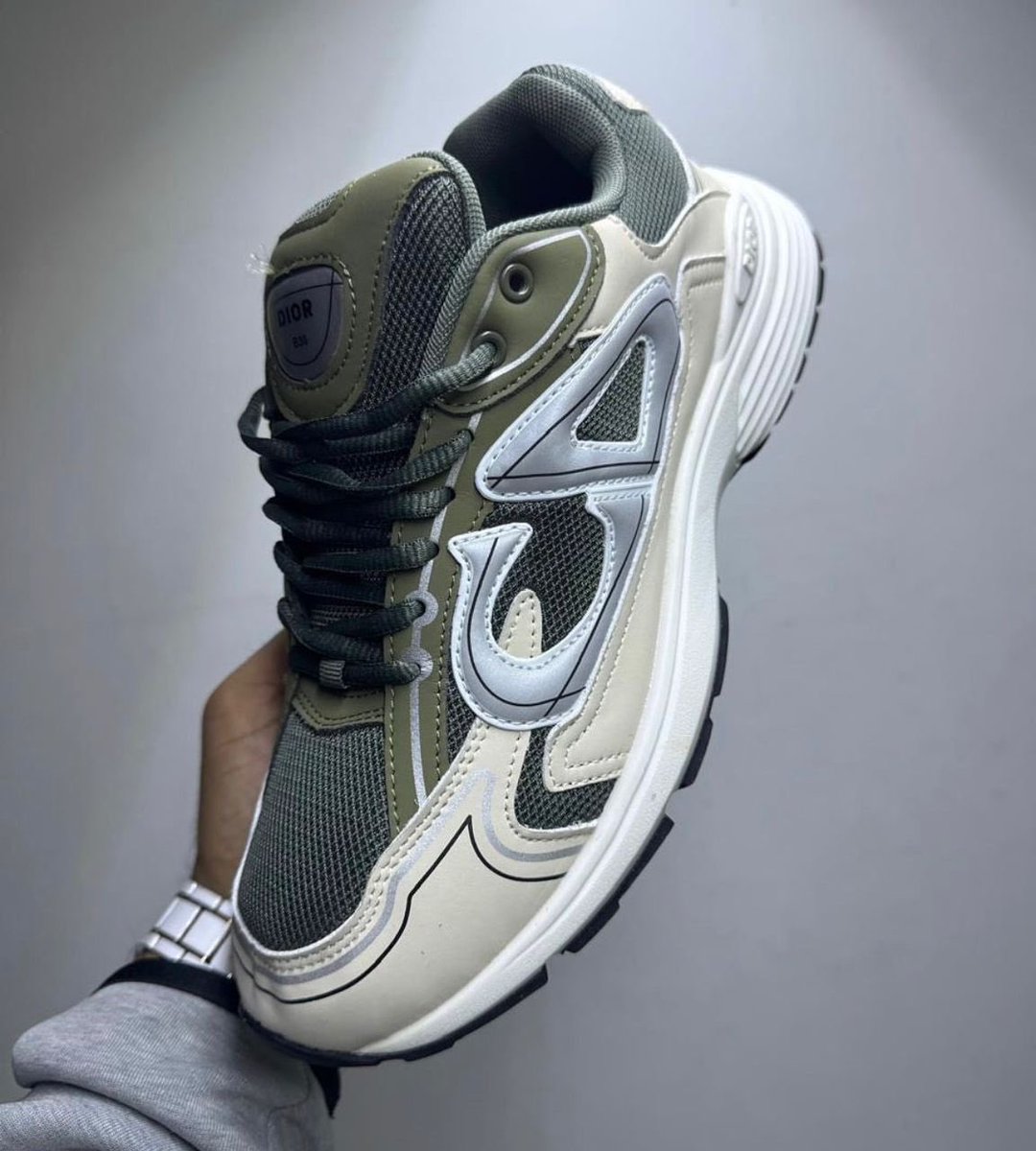 Salamm les gens ✨
Dior b30 disponible pointure 40 a 45 prix 🏷️ 
12000
RT pleaseeee