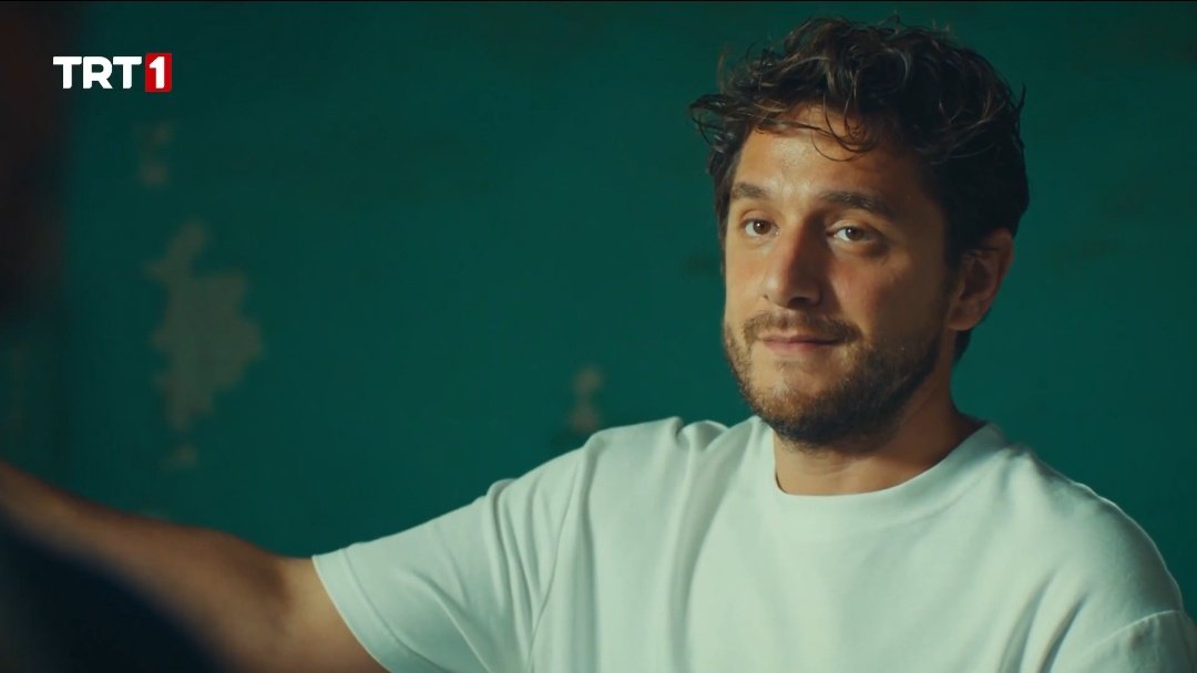 "Sen ona bakarsın, ve o sana çoktan bakıyordur." 🤍✨

#EsÇet | #GönülDağı