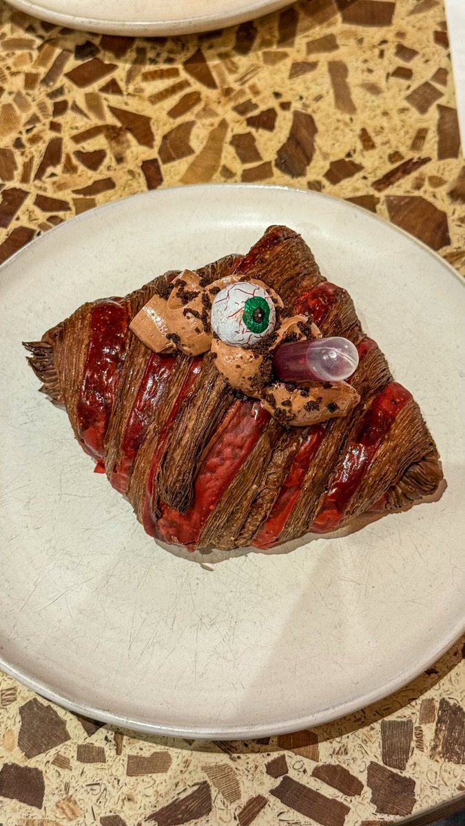 Excuse my waiter, there is an eye in my croissant 🥐