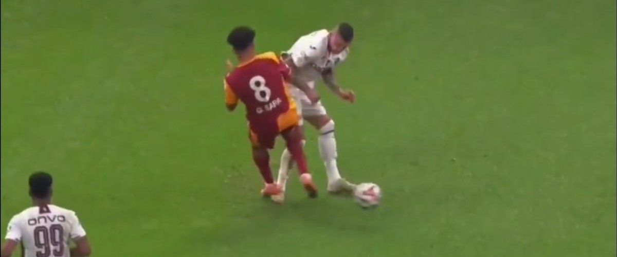 %100 el ve penaltı yok.Diğeride zaten net sarı kart,tartışmaya kapalı.Abilere selam kollamaya devam.
#GSvTS #Derbi #Penaltı #Joker