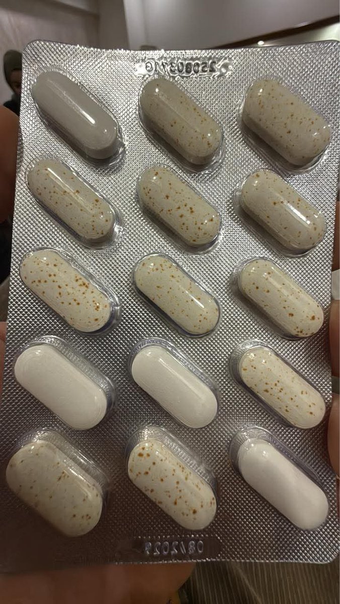 Hastamızın internetten "kendi satıcısından" aldığı ürünün hali. İlaç sadece eczaneden alınır arkadaşlar. Gıda takviyesi sadece eczaneden alınır. Sosyal medyada görüp aldanmayın. Sağlığınız bu kadar ucuz olmasın