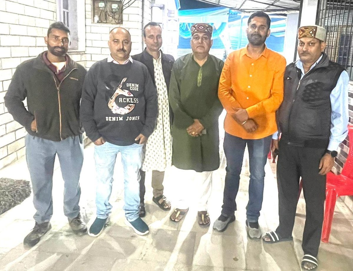 rishav_pandav's tweet image. आज #बैजनाथ विधानसभा क्षेत्र की #ग्राम_पंचायत_सेहल के पूर्व प्रधान आदरणीय श्री #Ravinder_Kumar की सुपुत्री #Meenakshi के विवाह समारोह में उपस्थित होकर समस्त परिवारजनों को शुभकामनाएं प्रेषित की...🙏🙏🙏
#Heartiest_Congratulations

रिशव पांडव