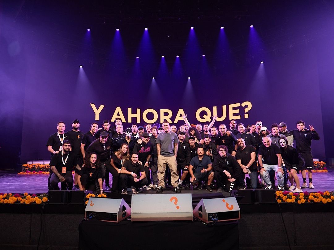 AlejandroSanz's tweet image. Os contaré mi secreto. Tengo un público y un equipo increíble que me hace creer en mi trabajo y tener la misma ilusión que cuando empezaba. Os quiero tanto, han sido 25 conciertos, dónde habéis llenado cada asiento, cada nota y cada abrazo.
Todo merece la pena.
¿Y ahora qué?…