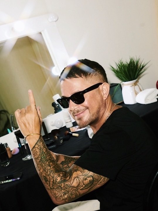 AlejandroSanz's tweet image. Os contaré mi secreto. Tengo un público y un equipo increíble que me hace creer en mi trabajo y tener la misma ilusión que cuando empezaba. Os quiero tanto, han sido 25 conciertos, dónde habéis llenado cada asiento, cada nota y cada abrazo.
Todo merece la pena.
¿Y ahora qué?…