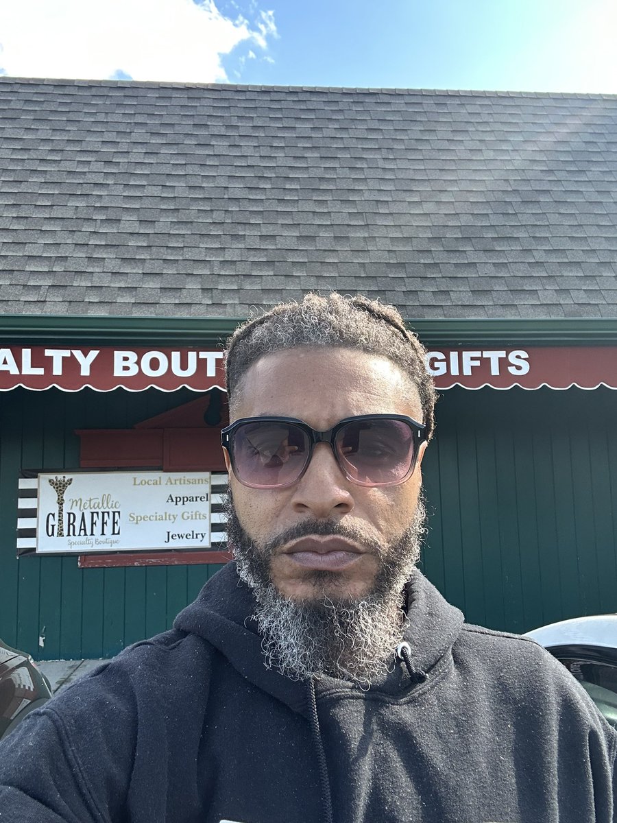 leonwizwhite's tweet image. Have a magickal day on purpose 🪄⚡️🧘🏽‍♀️