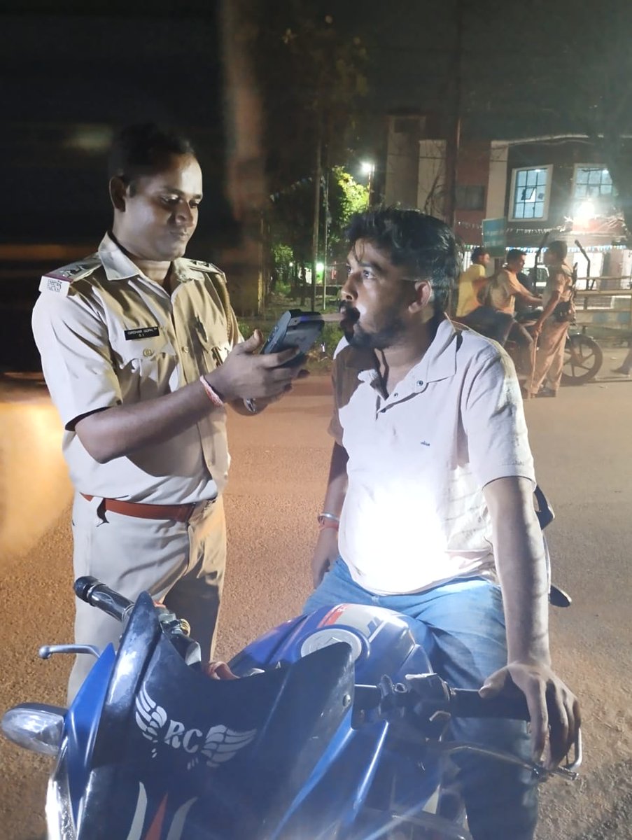 अपराध पर नकेल कसने हेतु एसएसपी महोदय के निर्देश पर जिलेभर में एंटी क्राइम जांच अभियान चलाया गया। वांछित अपराधियों की गिरफ्तारी, लापरवाह वाहन चालकों पर कार्रवाई व अवैध शराब बिक्री पर रोक के लिए सघन जांच हुई। पुलिस ने कई वाहनों की जब्ती व चालान किया #DhanbadPolice #AntiCrimeDrive