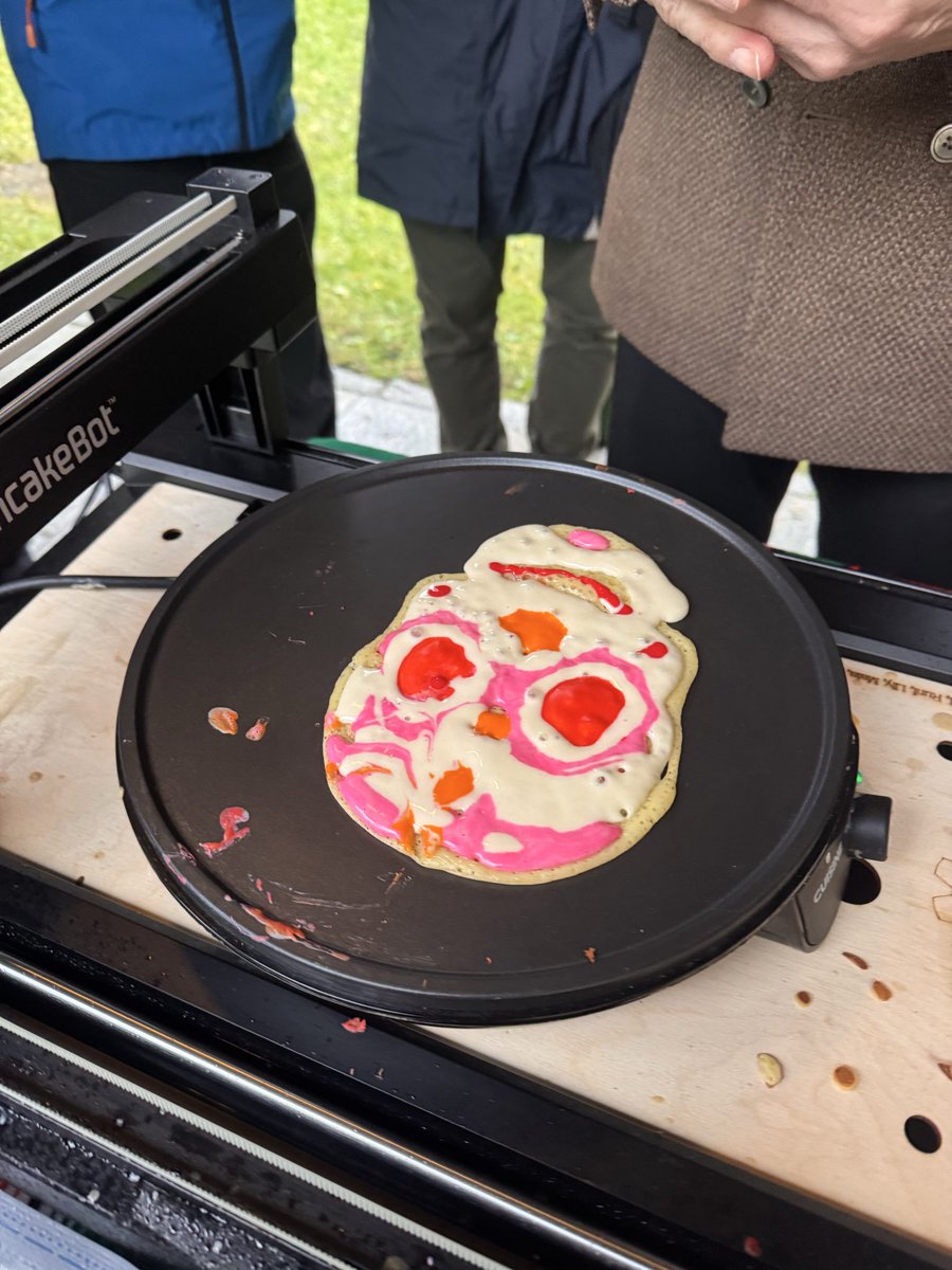 In conjunction with the Mexican embassy event in Oslo, an ofrenda for Emmanuel Vigeland was we made at the Vigeland Sculpture Park. We made pancakes for the Mayor of Oslo and the ambassador  of Mexico.   #DiaDeMuertos <a href="/laloalcaraz/">Lalo Alcaraz</a> <a href="/GustavoArellano/">Col. Gustavo Arellano</a> <a href="/mexopolis/">Jorge R. Gutierrez</a> <a href="/RealGDT/">Guillermo del Toro</a>