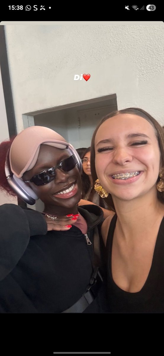 Diarra com uma fã hoje (01) em Lisboa, Portugal.