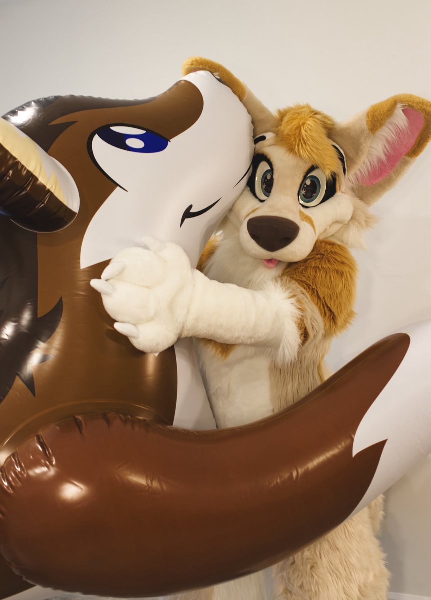 I has a squeaky wuff! 

#SqueakySaturday
📸: <a href="/PulsarFolf/">✧ ･ﾟPulsar * ･ﾟ</a> 
✂️: <a href="/MoreFurLess/">More Fur Less</a>