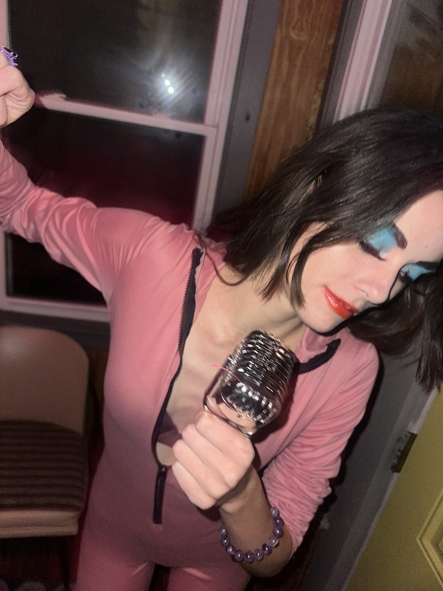 trainwindowgirl's tweet image. i hit a pj harvey glastonbury 1995 performance for halloween