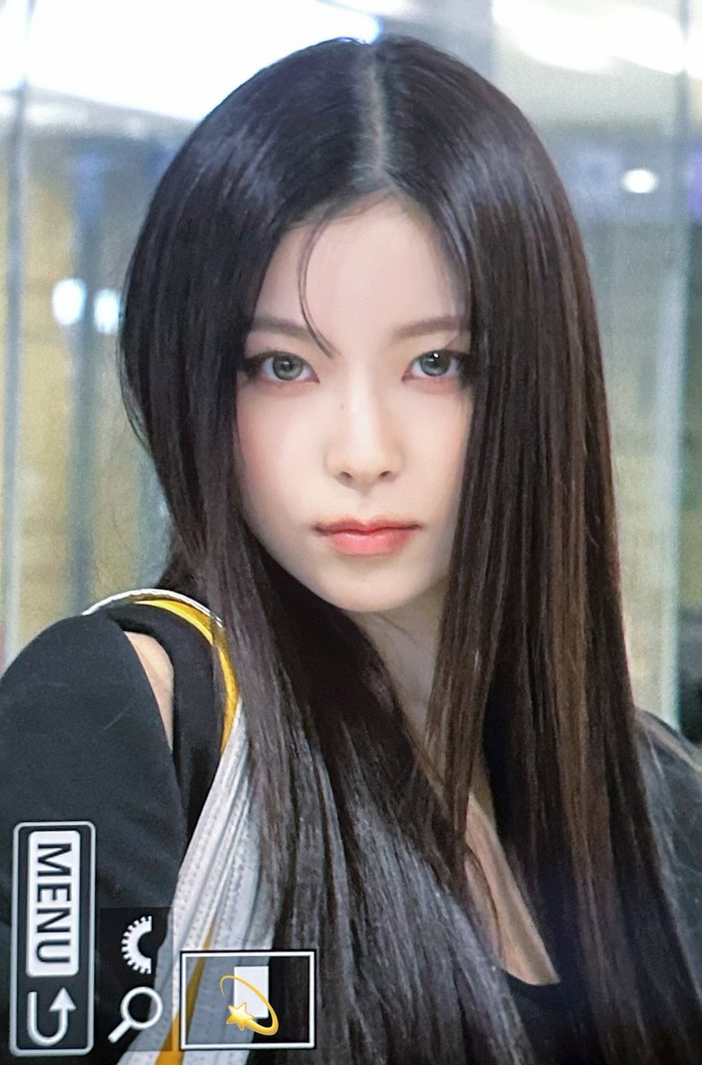 nmixxiee's tweet photo. Photos of NMIXX’s Kyujin at the airport with her breathtaking perfect it-girl visuals, April 2025. https://t.co/YfHvSCTOxy