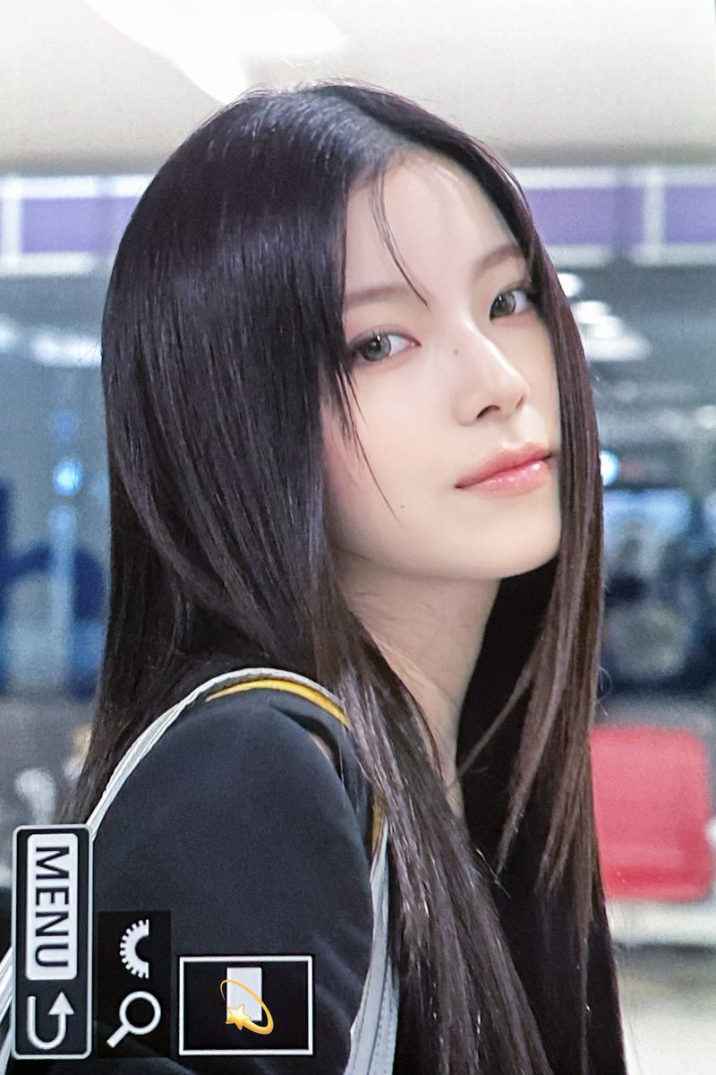 nmixxiee's tweet photo. Photos of NMIXX’s Kyujin at the airport with her breathtaking perfect it-girl visuals, April 2025. https://t.co/YfHvSCTOxy