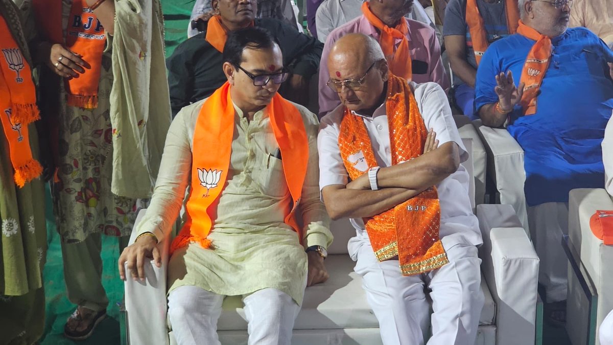 iDharmendraShah's tweet photo. આજરોજ ખાડિયા વોર્ડમાં નૂતન વર્ષ સ્નેહ મિલન સમારોહનું આયોજન કરવામાં આવ્યું હતું જેમાં ઉપસ્થિત રહેવાનો અવસર પ્રાપ્ત થતો હતો.(1/2) https://t.co/xp8V1yiHXa