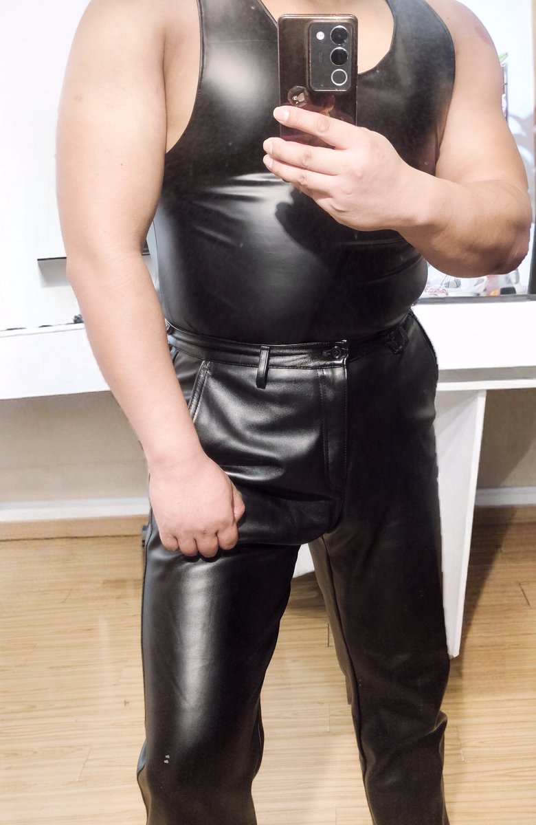BOSSsmman's tweet photo. 新风格，妈的几个伪主儿子的都喜欢爸爸穿皮革草，袜子穿什么呢妈的 https://t.co/vHlmV06w7B