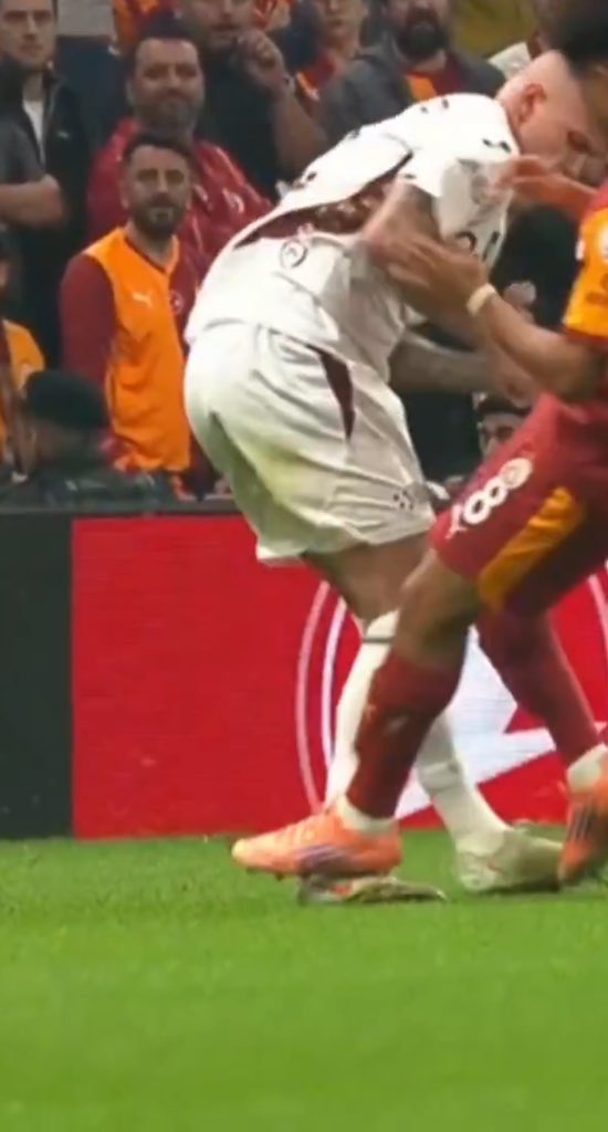 Bu pozisyonda düdük çalmadıya,Yayını kapattım.Hadi penaltıyı vermedin.Kardeşim şunada ver şu kartı.Sara iki pozisyondada sarı kart yiyip oyundan atılması gerekti.Bu kadar belli etmeyin
#GSvTS