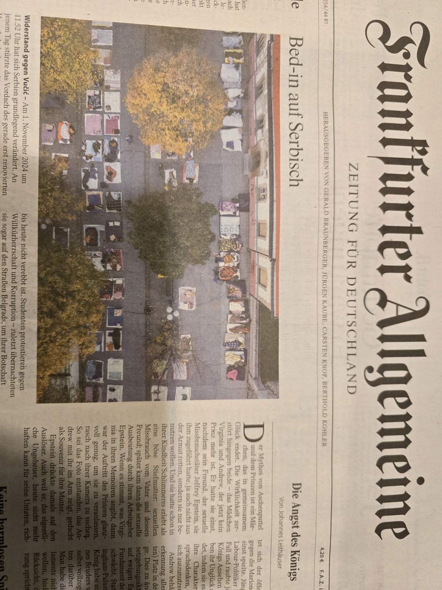 1.11.💔 Frankfurter Allgemeine Zeitung (FAZ) Članak opisuje performans-protest u BG koji je izveden kao umetnički čin inspirisan mirovnim „bed-in“ performansom Lenona i Joko Ono. Cilj je performsnsa je izražavanje otpora prema nasilju, korupciji i društvenoj apatiji u Srbiji.