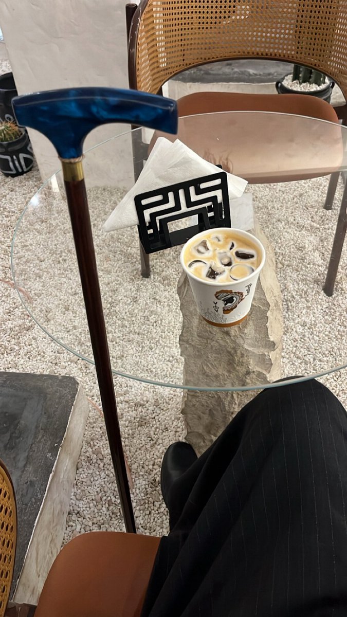 سُئِلَ أحدهم :
منْ أسْعدُ النّاسِ ؟
قال :
منْ أسْعدَ الناس .