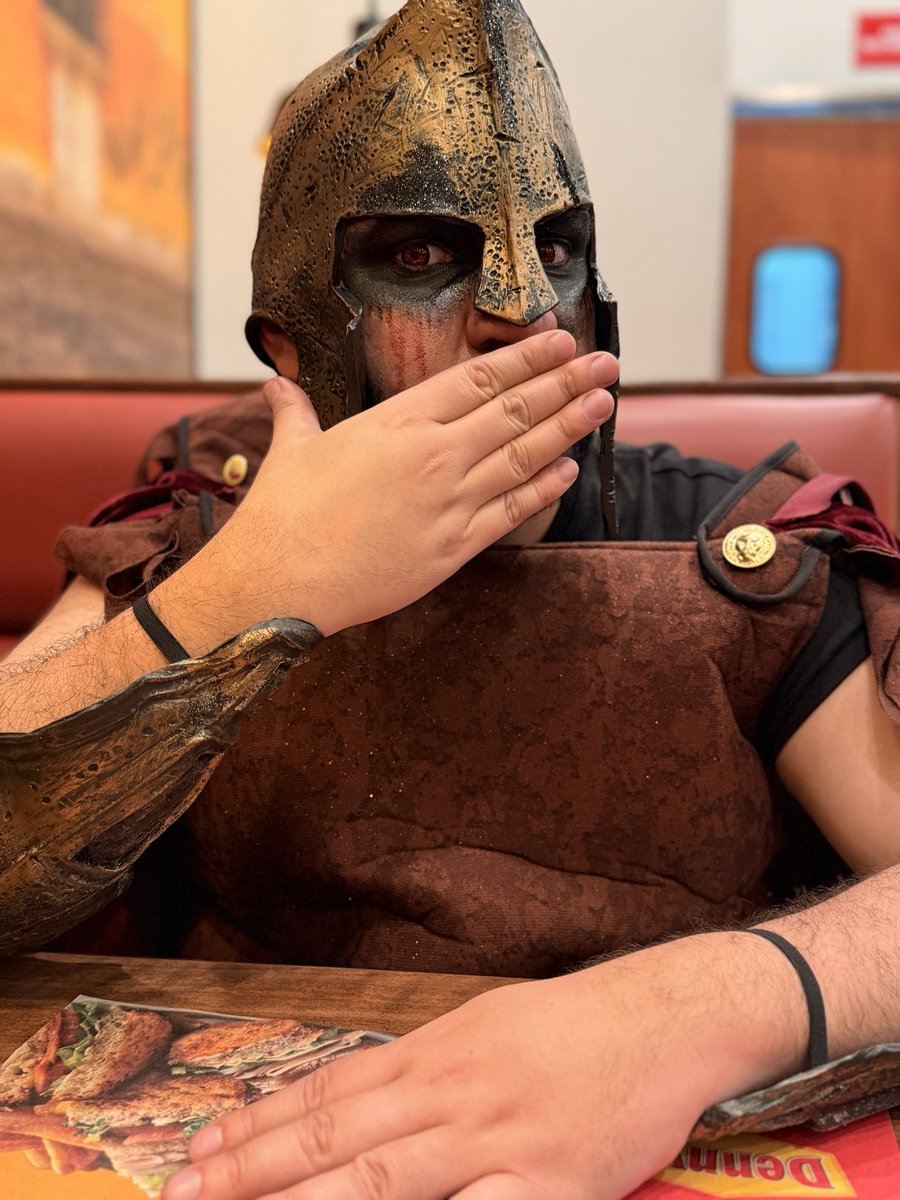 LuisPorrasR's tweet photo. Mi lado oscuro se apoderó de Halloween. ¡Gladiador malvado activado! 😈 #HalloweenCostume #Gladiator #NocheDeBrujas https://t.co/8BGKcyGure