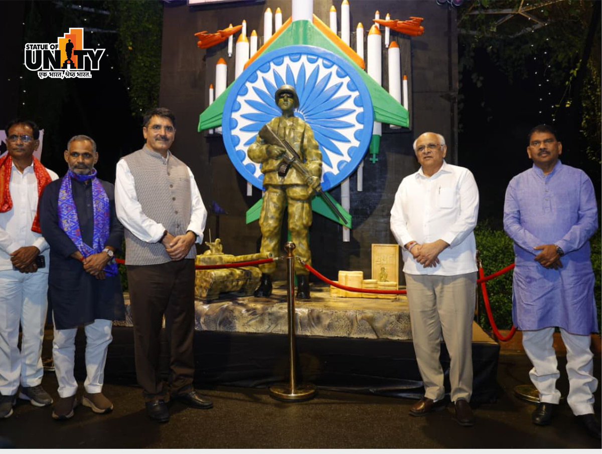 souindia's tweet image. Hon’ble Chief Minister Shri Bhupendra Patel and Assembly Speaker Shri Shankar Chaudhary visited the #EktaPrakashParv at #EktaNagar and appreciated the illuminating installations and vibrant displays celebrating unity and culture.
#StatueOfUnity  #150YearsOfSardarPate