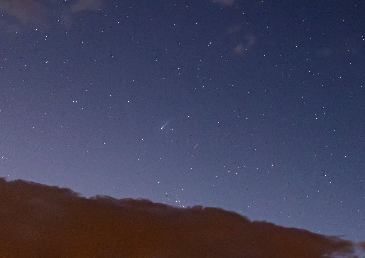 _Fth's tweet image. Peri Bacaları ve bulutlar eşliğinde uzaktan;
Comet C/2025 A6 Lemmon ☄️

Exif:
15mm. 
f/2.8
iso1600. 
10sn. 

CanonR10

#astrophotography #astrophotographer #comet #cometlemmon #space #uzay #kuyrukluyıldız #konya #cihanbeyli #peribacaları #cometc2025a6lemmon