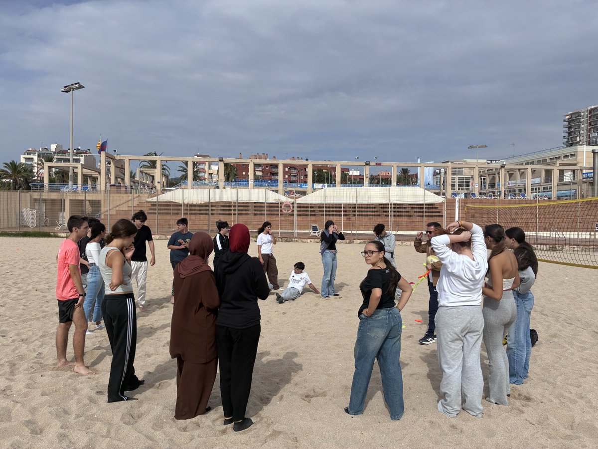 inslaialarquera's tweet image. L&apos;alumnat de 2n de Batxillerat va fer una sortida de cohesió de grups a la platja de Mataró dinamitzada pel professorat d&apos;Educació Física.
Va ser una oportunitat per conèixer-nos millor, xerrar sobre els temes que ens importen i reflexionar sobre el nostre futur.
#sortides