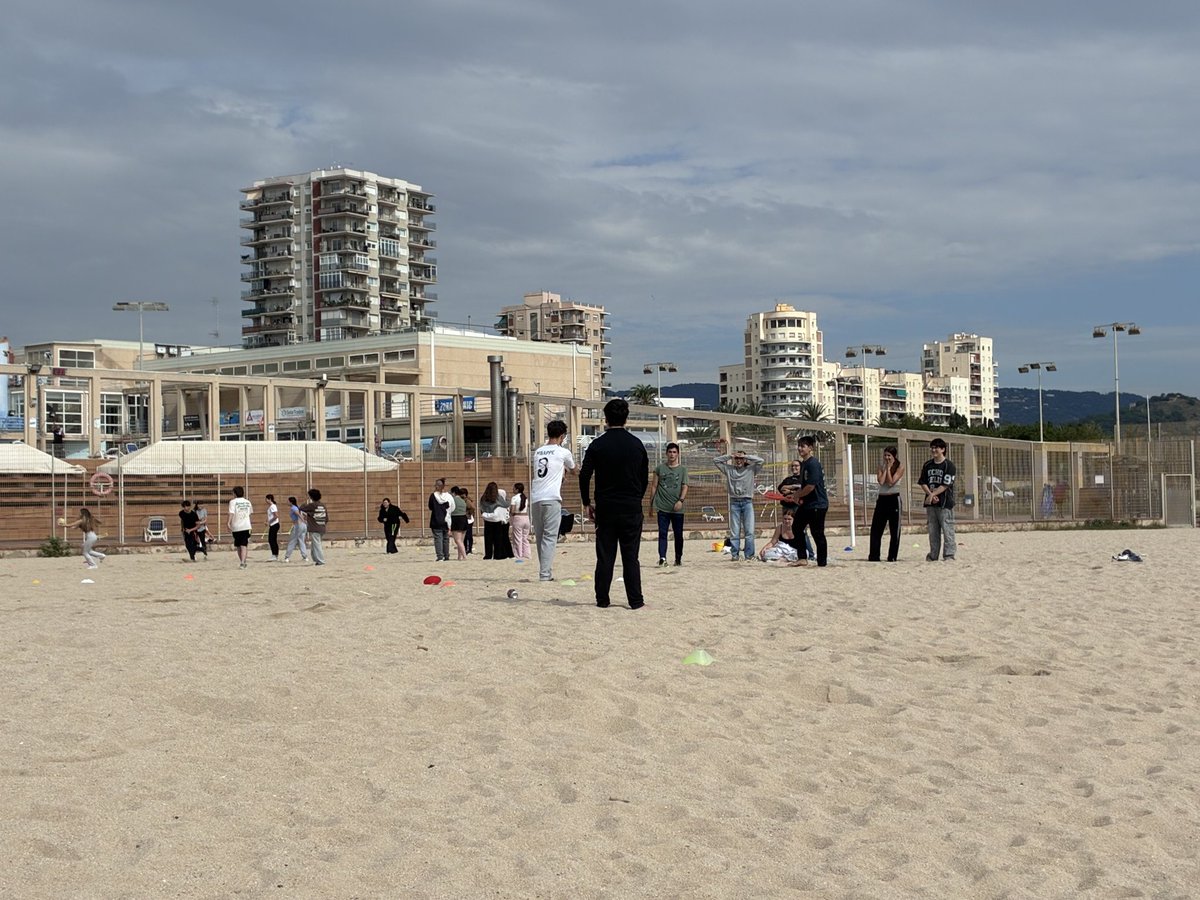 inslaialarquera's tweet image. L&apos;alumnat de 2n de Batxillerat va fer una sortida de cohesió de grups a la platja de Mataró dinamitzada pel professorat d&apos;Educació Física.
Va ser una oportunitat per conèixer-nos millor, xerrar sobre els temes que ens importen i reflexionar sobre el nostre futur.
#sortides