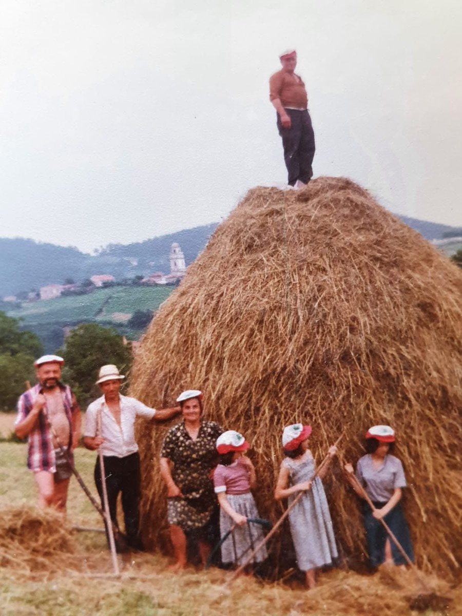Faciendo un payeiru en Samartín de Lluiña ( Cuideiru )

Posiblemente foto de los años 70.
